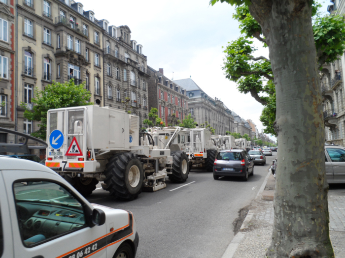 Les-camions-vibreurs-de-Fonroche-en-action-le-29-mai-2015-sur-l'avenue-des-Vosges